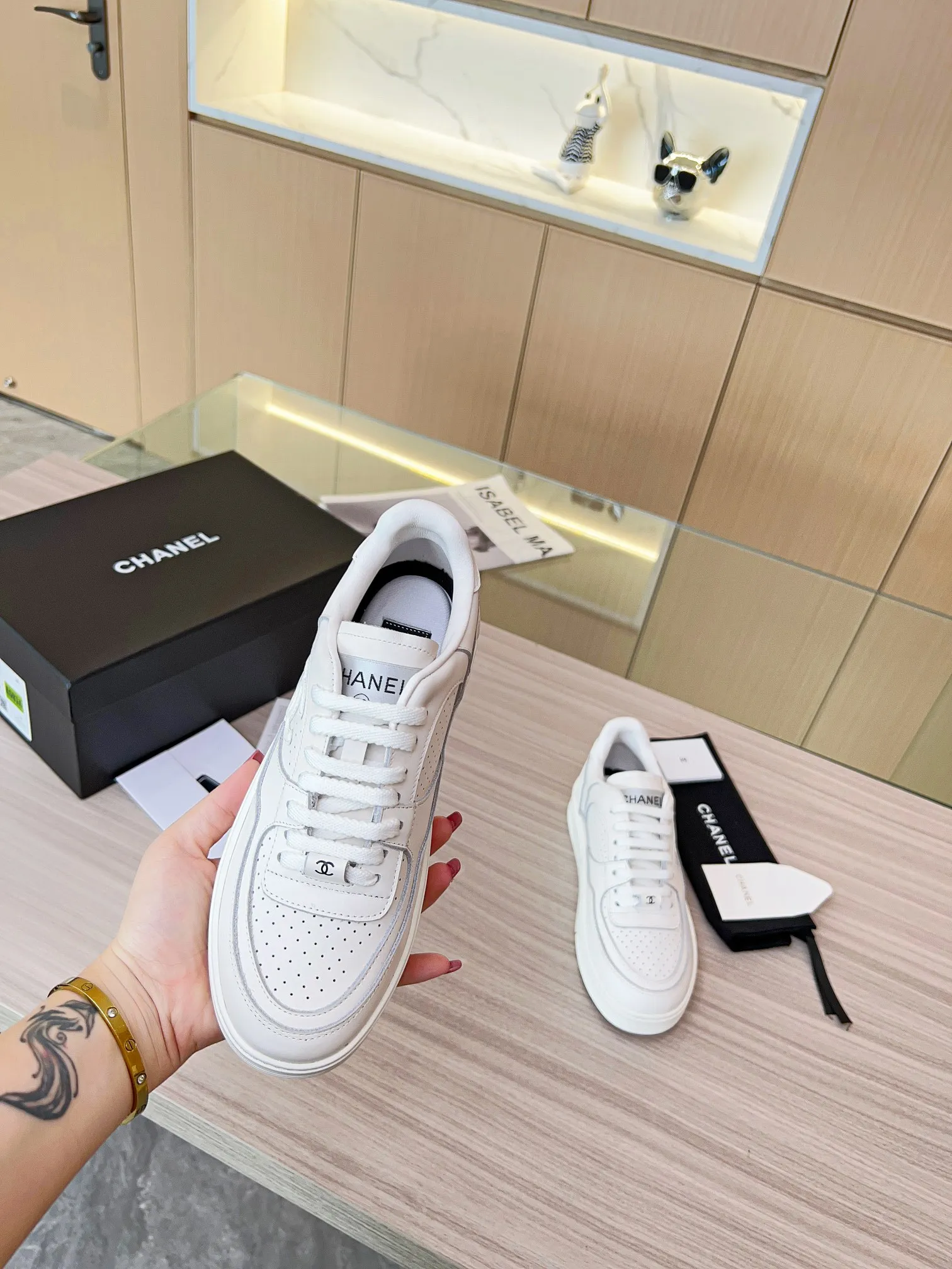 👟👟Ex-factory price 520👟👟 Chanel Grandma's latest model, full leather, panda color, white shoes, casual sports shoes, skateboard shoes, original purchase and development, production, Xiaoxiang C Home, another super hot model in the counter, loved by Internet celebrity bloggers and ladies, various praises on social platforms, super popular, high quality, breathable, super spring and summer, seeing this issue always arouses girls' inner desire for fashion. The latest suede material, classic black and white color scheme, fashionable on the feet, easy to care for. Fabric: Original custom imported cowhide material. Lining: Customized soft sheepskin lining. Sole: Original molded TPU non-slip outsole. Bottom thickness: 2.5CM. Size: Women's 35-40.
